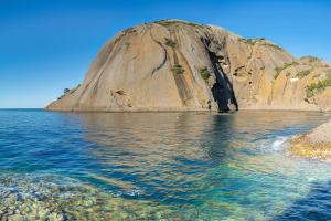 a large rock in the middle of a body of water at New Appartement RDC de Villa 60 m2 proche plage in La Ciotat