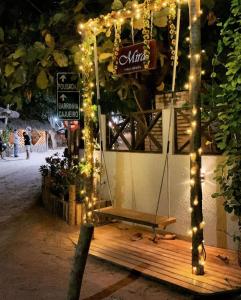 eine Schaukel mit Lichtern und einem Schild darauf in der Unterkunft Pousada Mira in Barra Grande