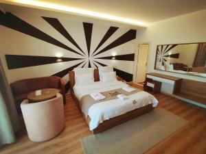 um quarto de hotel com uma cama grande e um espelho em Mateus Hotel em Jounieh