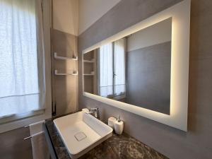 une salle de bain avec un lavabo et un miroir dans l'établissement Suite Patrizia - Appartamento in Centro a Modena, à Modène 18 autres photos