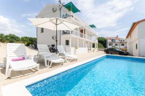 Πισίνα στο ή κοντά στο Apartments Family apartments Mila with pool