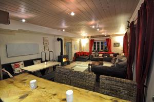 ein Wohnzimmer mit einem Sofa und einem Tisch in der Unterkunft Gasthaus Chalet Mur in Sankt Michael im Lungau