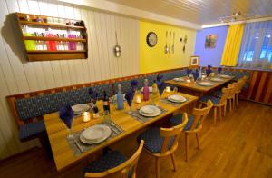 een eetkamer met een lange tafel en stoelen bij Gasthaus Chalet Mur in Sankt Michael im Lungau