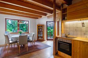 Η κουζίνα ή μικρή κουζίνα στο Fewo mit Terrasse und Garten