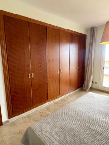 A bed or beds in a room at Amazing duplex with large terrace and sea views