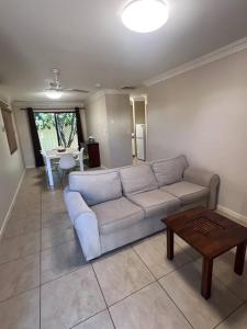 Area soggiorno di Fully Furnished Modern Unit in centre of city