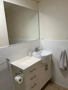 Koupelna v ubytování Fully Furnished Modern Unit in centre of city