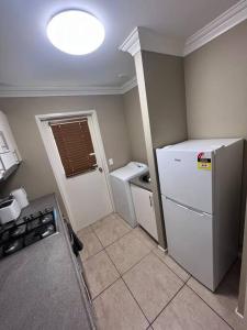 Cucina o angolo cottura di Fully Furnished Modern Unit in centre of city