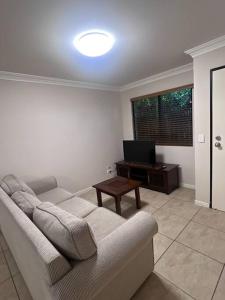 Posezení v ubytování Fully Furnished Modern Unit in centre of city