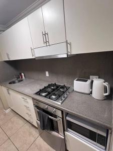 Cucina o angolo cottura di Fully Furnished Modern Unit in centre of city
