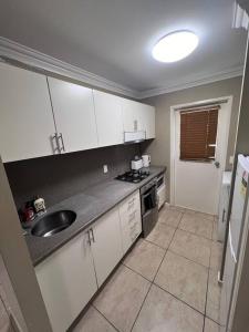 Cucina o angolo cottura di Fully Furnished Modern Unit in centre of city