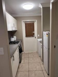 Cucina o angolo cottura di Fully Furnished Modern Unit in centre of city