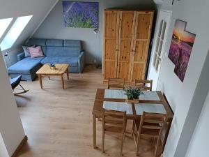 sala de estar con sofá azul y mesa en Apartament Morska Lawenda en Świnoujście
