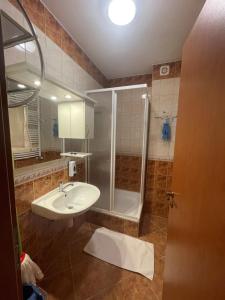 Et badeværelse på Termál Schmitz Apartmanok B6