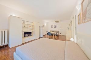 a white room with a bed and a table at Interno 14 in Lecce