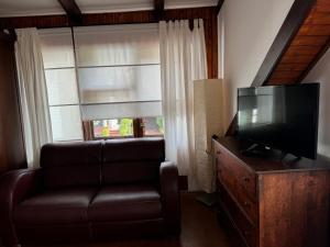Televízia a/alebo spoločenská miestnosť v ubytovaní Apartamenty Studio