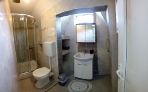 Koupelna v ubytování Apartmani Romansa Perucac