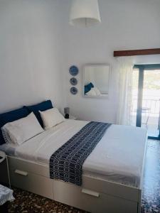a bedroom with a large bed in a room at Amersa's House in Skiros