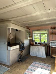 エスキルストゥーナにあるHeritage-listed country cottagesのキッチン(テーブル、コンロ付)