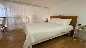 Postel nebo postele na pokoji v ubytování CityWalk Cottage With Two Beds and Courtyard