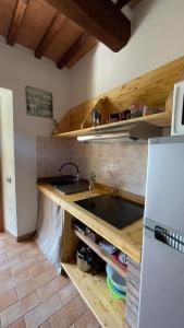 Kuchyň nebo kuchyňský kout v ubytování Agriturismo e Glamping Serraiola Alta