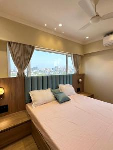 Postel nebo postele na pokoji v ubytování Rudraya Homes - Cozy Premium Serviced Apartments Khar - next to Bandra