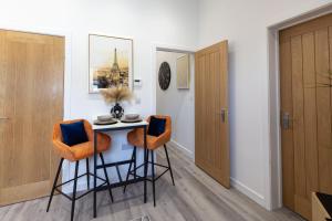 a small kitchen with a table and two chairs at The Lanes Luxury - Rose Platinum Properties in Brighton & Hove +21 photos