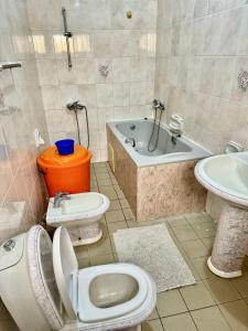 Koupelna v ubytování Guesthouse Cocotiers Cotonou