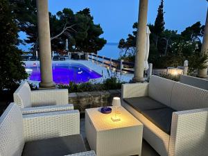 Vila Vera Seafront Apartments内部或周边的泳池