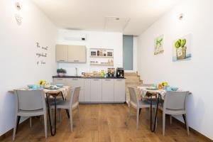 a kitchen and dining room with tables and chairs at B&B Bagni di sole in Campo San Martino