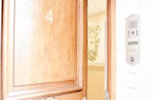 une porte en bois avec le numéro 4. dans l'établissement Fred's Home Guestroom, Chambre Chez l'Habitant, VieuxPort, Climatisé, Friendly, à Marseille