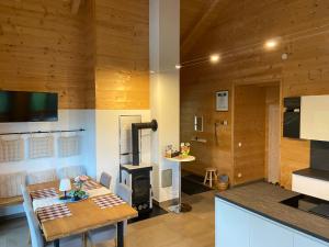 Kuchyň nebo kuchyňský kout v ubytování Blockhaus Waldspiel -Adults Only