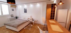 una camera da letto con un letto e un tavolo di Apartman Durmitor a Fontana
