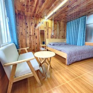 Postel nebo postele na pokoji v ubytování Vườn của mẹ