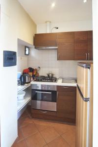 a kitchen with wooden cabinets and a stove top oven at Terrazza in Cissano