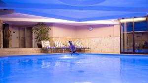The swimming pool at or close to Hostellerie Briqueterie & Spa Champagne
