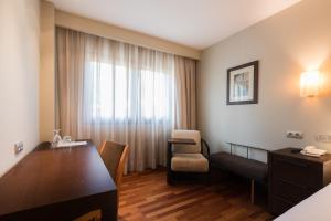 Postel nebo postele na pokoji v ubytování Hotel Ciudad de Valladolid