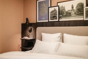 Un pat sau paturi într-o cameră la YAYS The Hague Willemspark by Numa