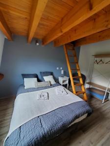 Łóżko lub łóżka w pokoju w obiekcie camping hôtel les airelles
