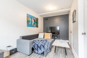 Μια τηλεόραση ή/και κέντρο ψυχαγωγίας στο Modern Condo on James Street North
