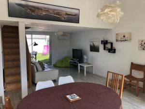 Φωτογραφία από το άλμπουμ του Maison au Calme Climatisée avec spa de mai à fin septembre σε Ρουαγιάν