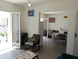 Posedenie v ubytovaní Superbe appartement avec vue sur mer et port, parking privé