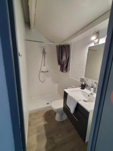 Łazienka w obiekcie camping hôtel les airelles