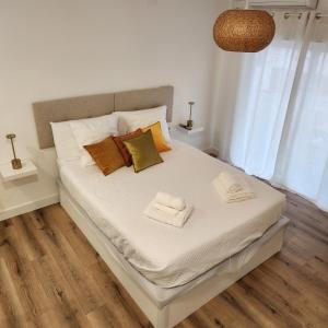 Giường trong phòng chung tại Modern Studio 5 min to Beach & Dining