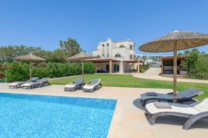 キオタリにあるParadise Beach Iのプール(椅子、パラソル付)と家