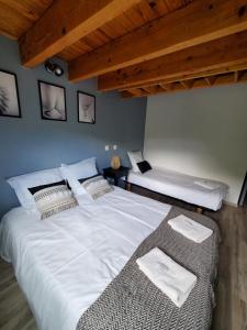 Łóżko lub łóżka w pokoju w obiekcie camping hôtel les airelles
