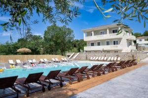 Bazén v ubytování Kopelula Resort nebo v jeho okolí