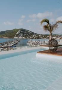 basen z widokiem na przystań w obiekcie Aguas de Ibiza Grand Luxe Hotel - Small Luxury Hotel of the World w mieście Santa Eularia des Riu