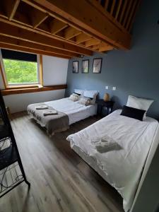 Łóżko lub łóżka w pokoju w obiekcie camping hôtel les airelles