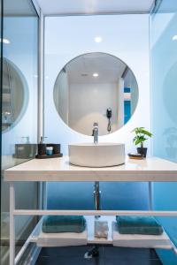 bagno con lavandino e specchio di Hotel 54 Barceloneta a Barcellona